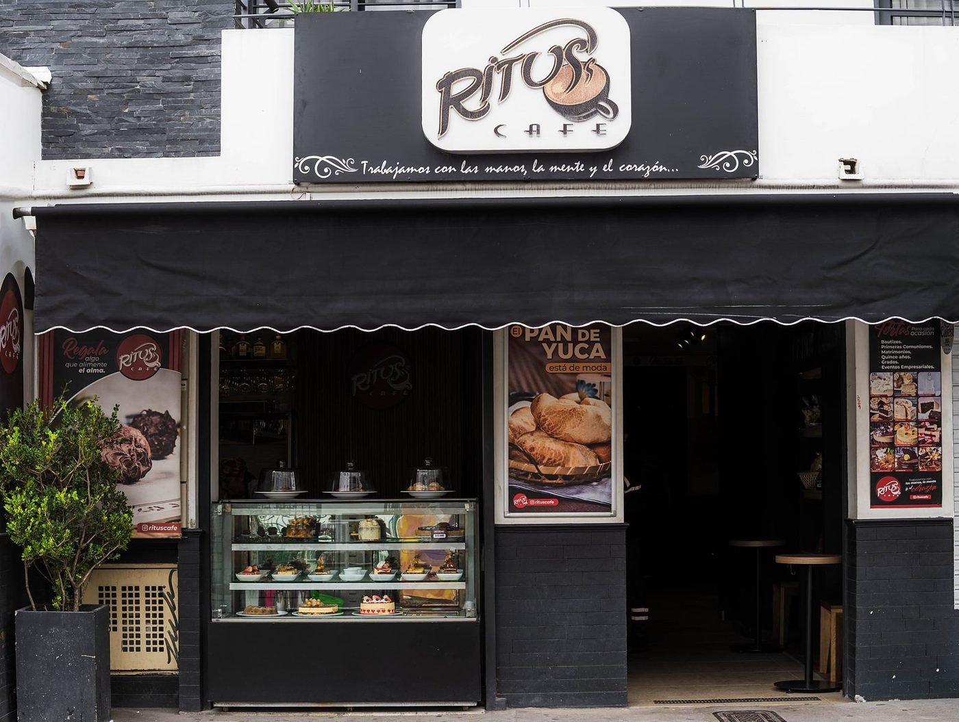 Fachada de Ritus Café Restaurante en Marinilla con vitrina de postres