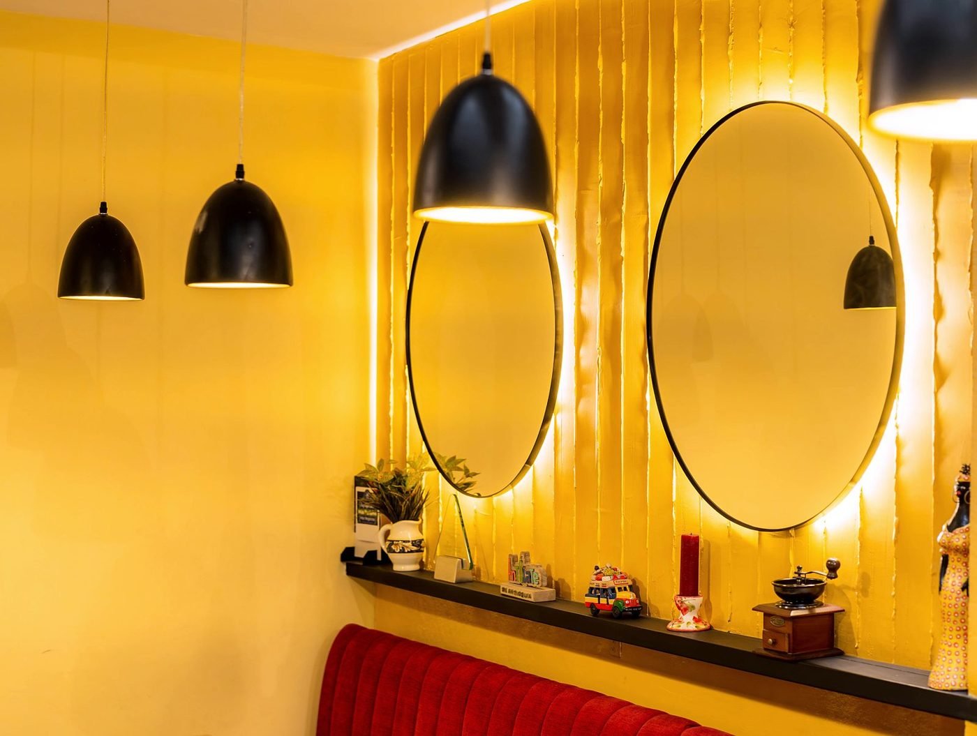 Interior acogedor de Ritus Café Restaurante con espejos iluminados y lámparas colgantes