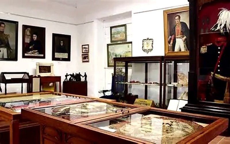 Sala del Museo Histórico de Marinilla con retratos de próceres y vitrinas de la independencia